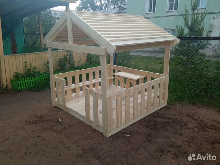 Детский деревянный домик