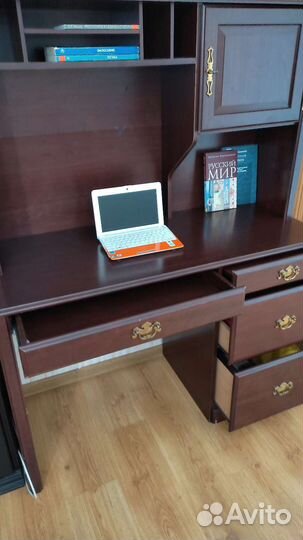 Рабочий стол с полками