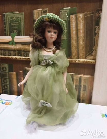 Кукла фарфоровая