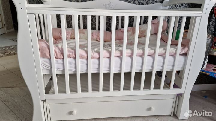 Детская кроватка с маятником и ящиком