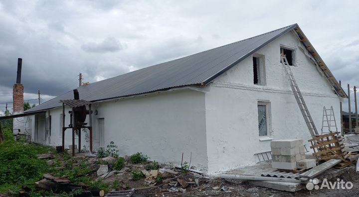 Побелка известью фермерских коровников