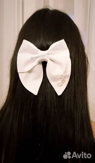 Белый бант с вышивкой в школу