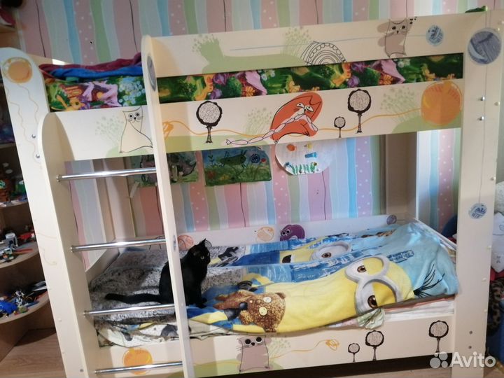 Двухярусная кровать с матрасами