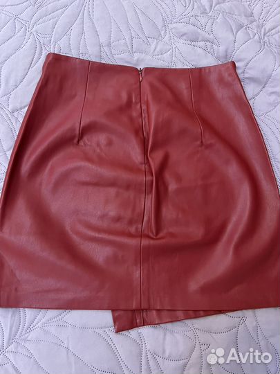 Юбка из экокожи красная