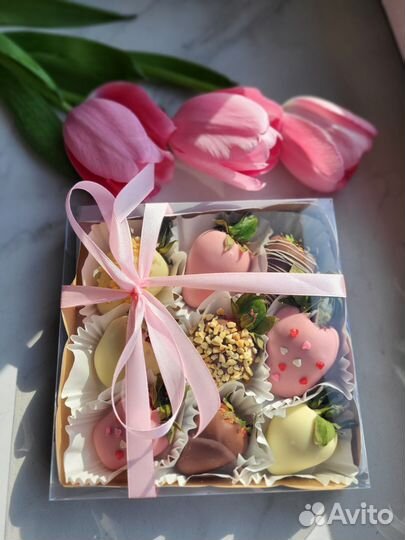 Клубника и бананы в шоколаде