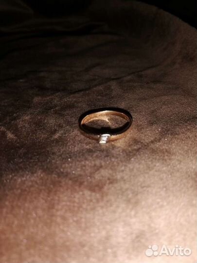 Кольцо с бриллиантом