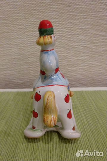 Ярославская майолика «Удалой парень на коне»