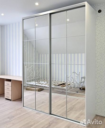 Книжный шкаф