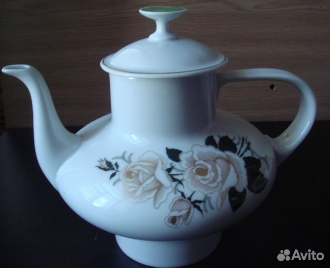 2 заварочных чайника и сливочник