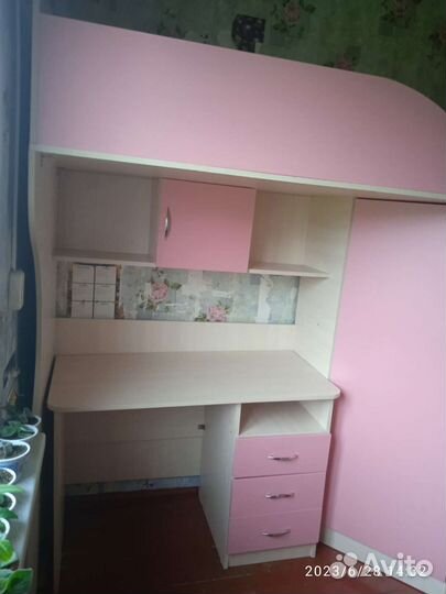 Детская кровать чердак со столом и шкафом