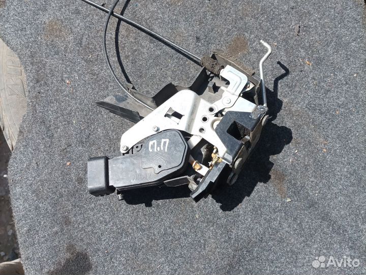 Toyota land cruiser 100 замок двери внутренний пра