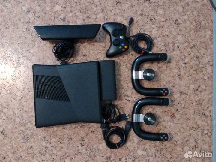 Xbox 360 с kinect, 3 джойстика и 2 игры