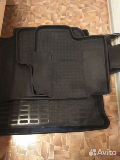 Коврик на renault (sandero) оригинал, новы