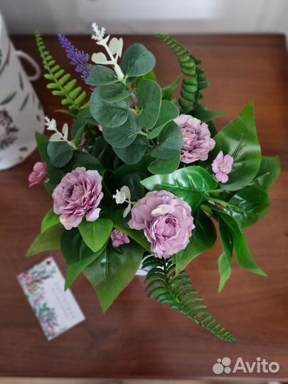 Искусственные цветы в кашпо из гипса