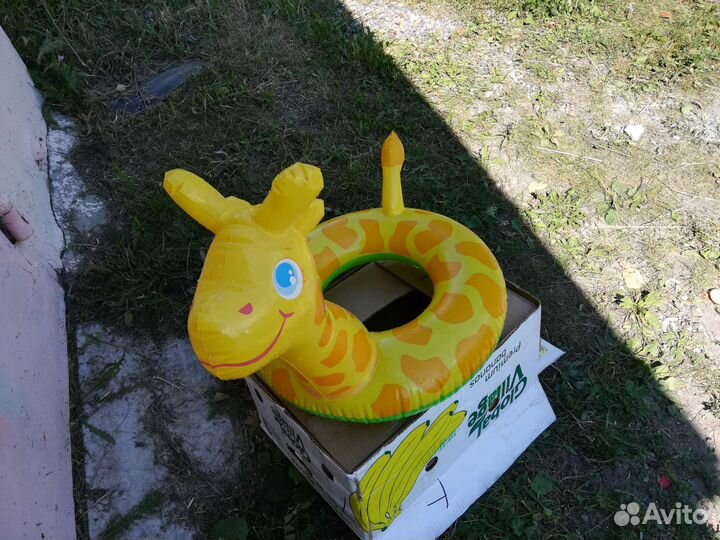 Надувной круг для плавания