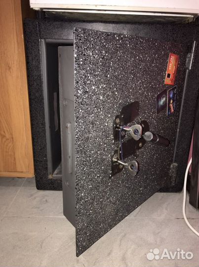 Сейф металлический