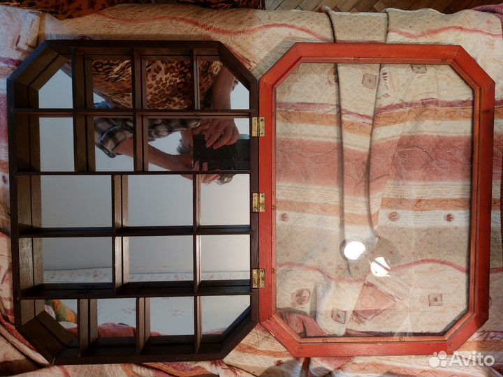 Шкафчик-витрина навесн. Для коллекц.нов. дерев.Гер