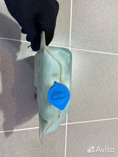 Бачок стеклоомывателя задний Isuzu Bighorn 1994 г