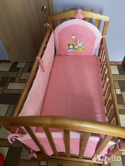 Детская кроватка с маятником