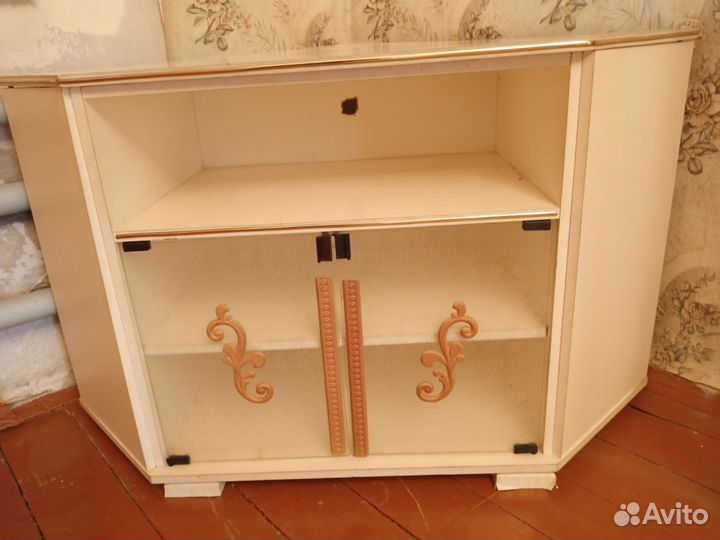 Тумба под телевизор угловая