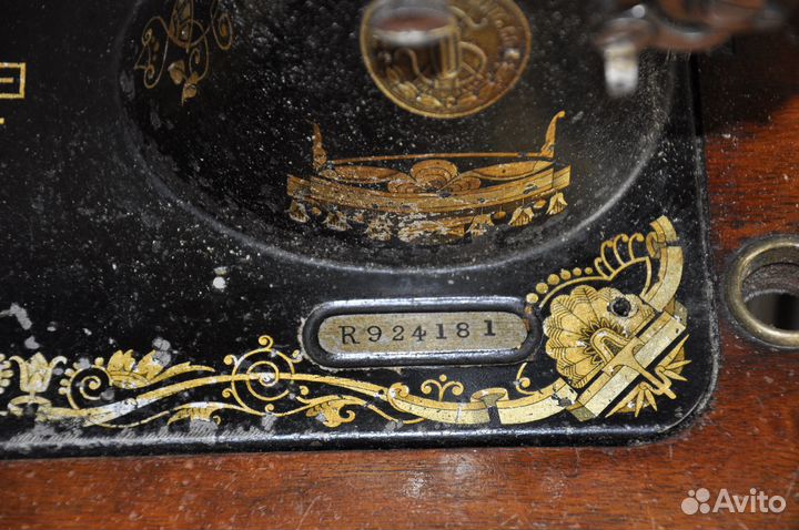 Старинная швейная машинка 