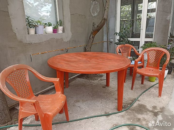 Стол и стулья садовые пластиковые