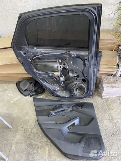 Задняя левая дверь по запчастям focus 3