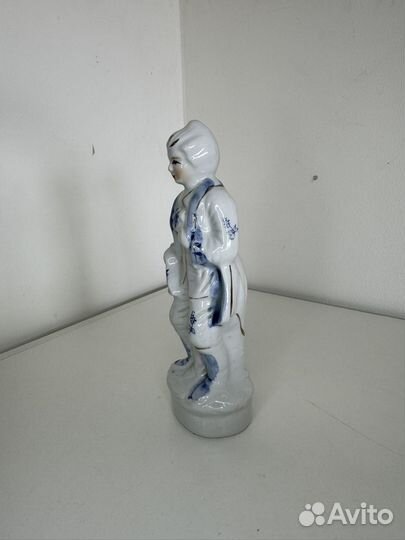 Фарфоровая статуэтка