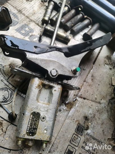 Педаль хода гусеничного экскаватора liebherr R904