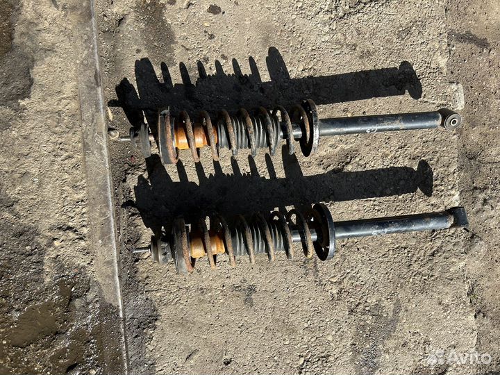 Стойки задние в сборе Фольксваген golf 3