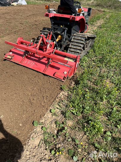 Вспашка земли японским минитрактором