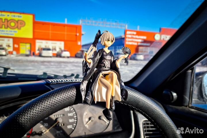 Фигурка на панель, аниме тян, с веером, черное ким