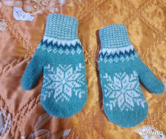 Детская шапка и варежки