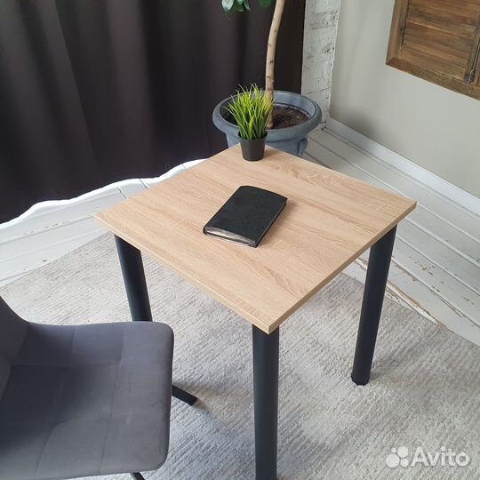 Письменный стол Дуб 60*60 см. Черные ножки