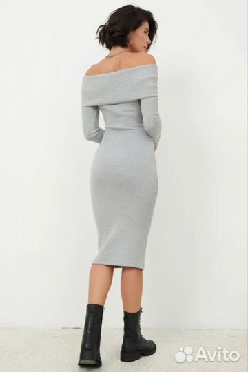 Платье трикотажное с открытыми плечами