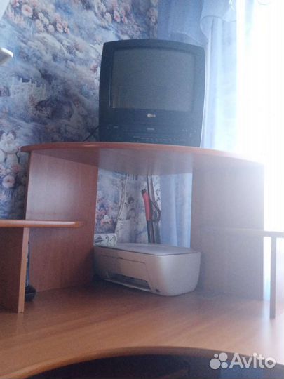 Компьюторный стол и телевизор