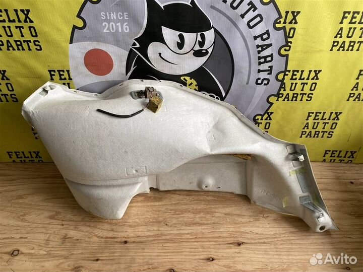 Обшивка багажника правая Toyota Nadia (sxn15) 199