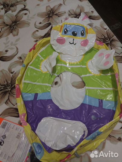 Надувной круг и нарукавники для плавание