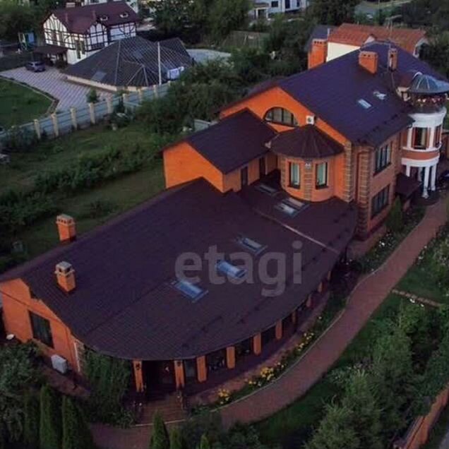 Дом 624,9 м² на участке 10,6 сот.