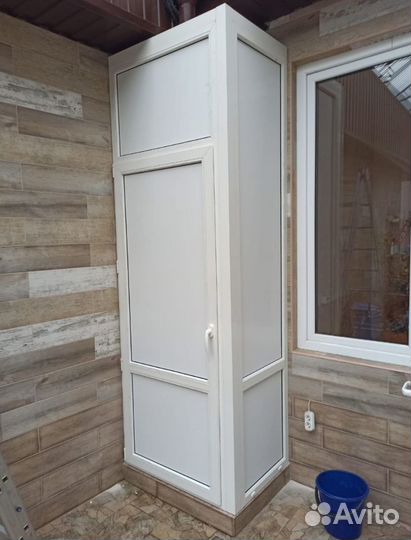 Пластиковая дверь