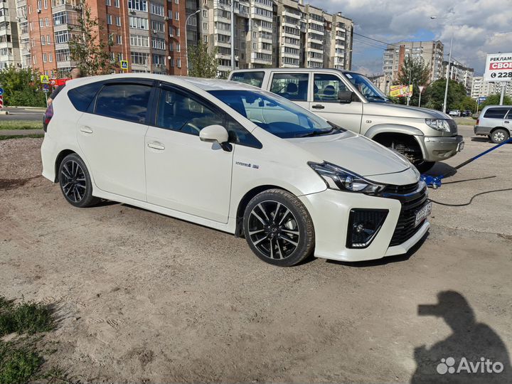 Автомобиль toyota приус альфа