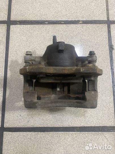 Суппорт тормозной передний Nissan Primera P11