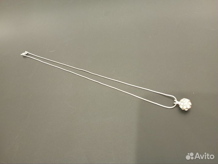 Круглый кулон с цепочкой из страз