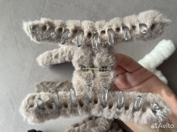 Пушистые крабики для волос