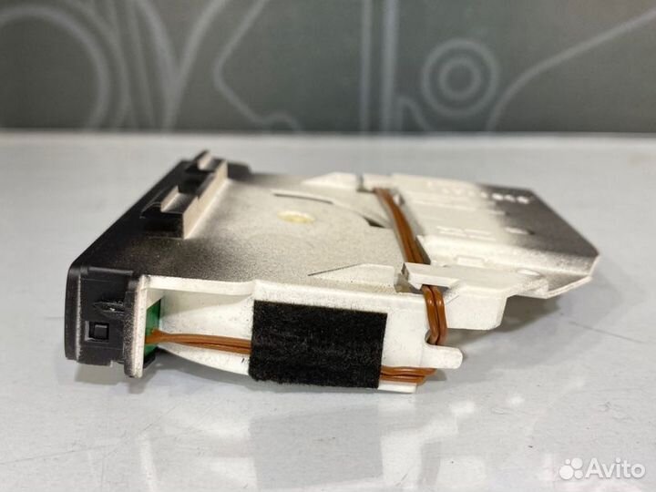 Регулятор воздуха правый Volkswagen Touareg 7L