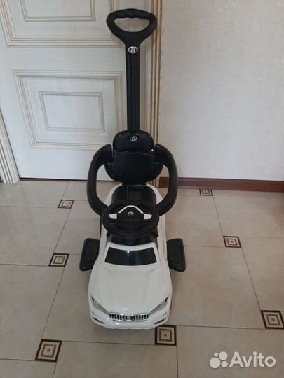 Машинка каталка с родительской ручкой