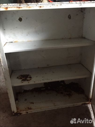 Металлическая аптечка-шкаф времён СССР