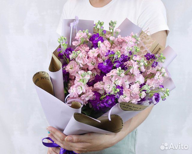 Букет из 15 маттиол микс в стильной упаковке