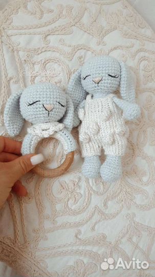 Вязаный комплект с пинетками для новорожденного