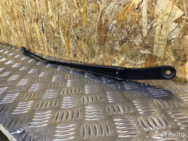 Поводок стеклоочистителя передний правый Audi A7